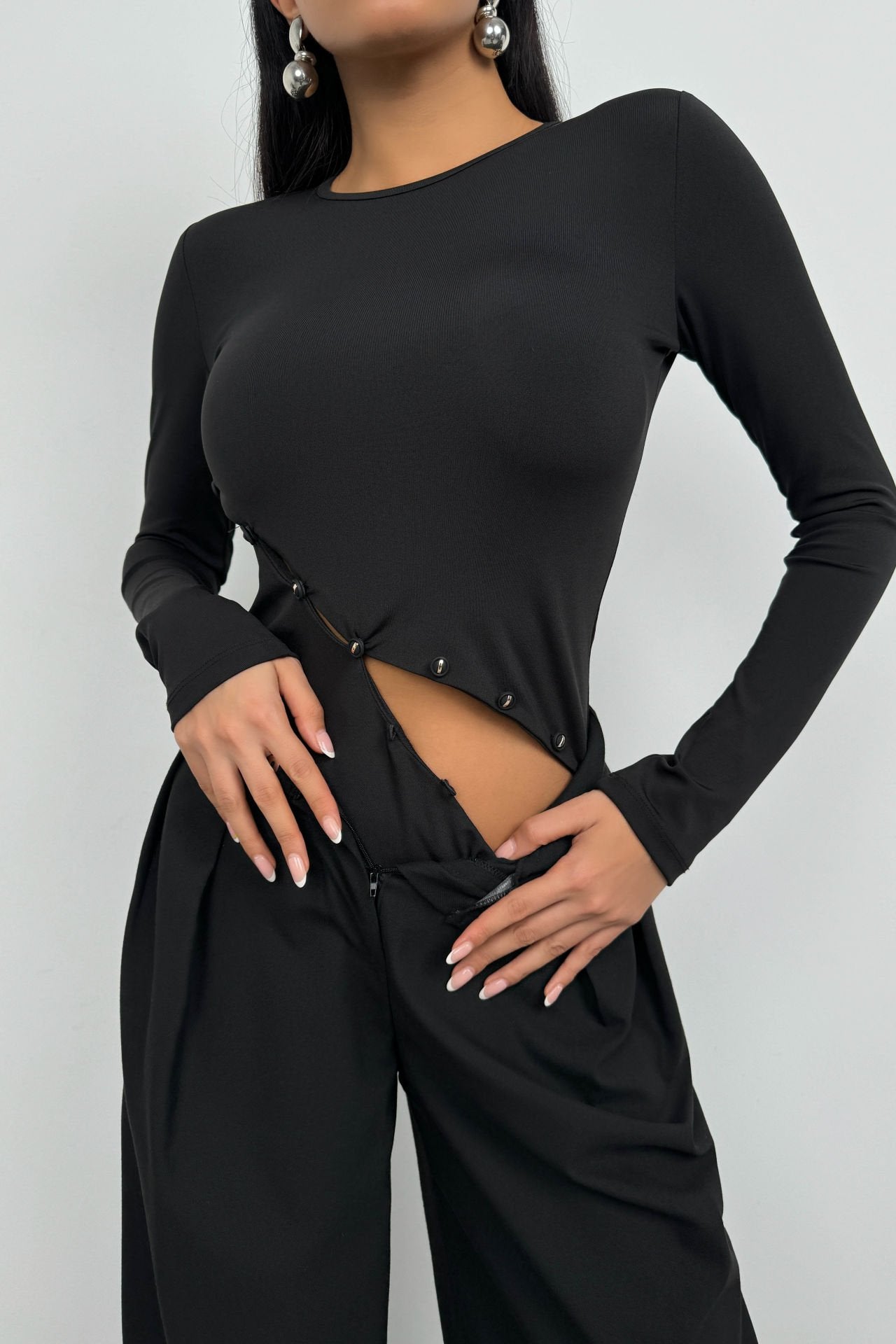 Schwarze Bluse mit langen Ärmeln und asymmetrischem Knopfdetail