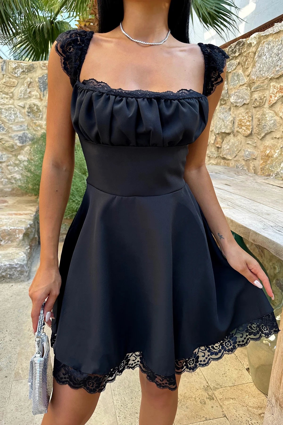 Schwarzes Kleid mit Spitzendetail und Bindeband